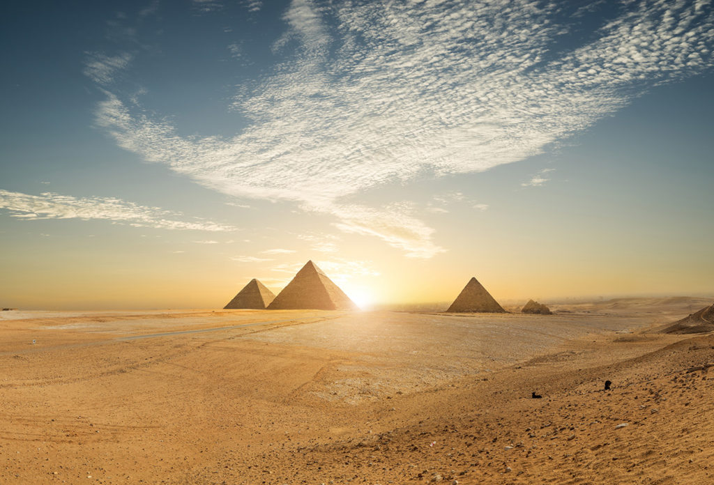 Pirámide de Khufu y plaza vacía, El Cairo, Egipto