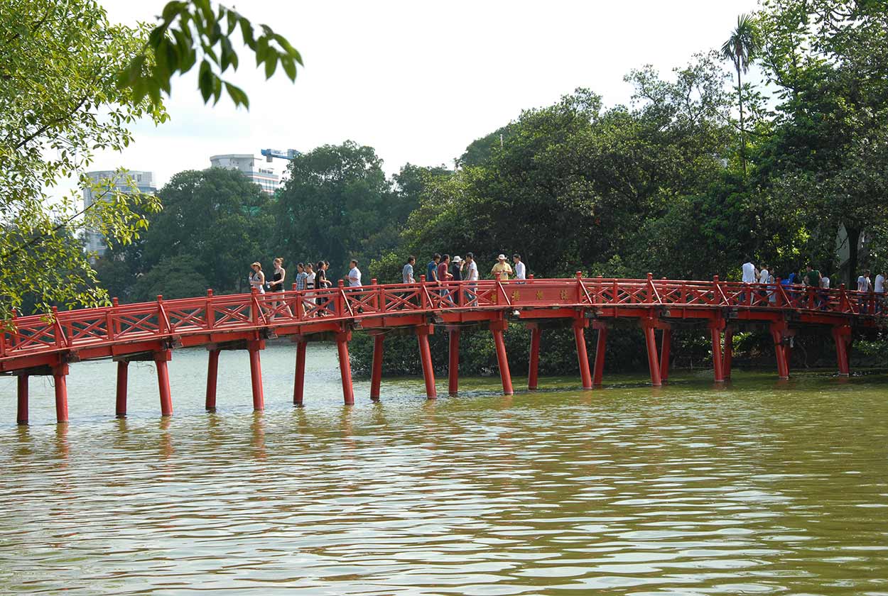 Puente cruzando lago en Hanói, Vietnam