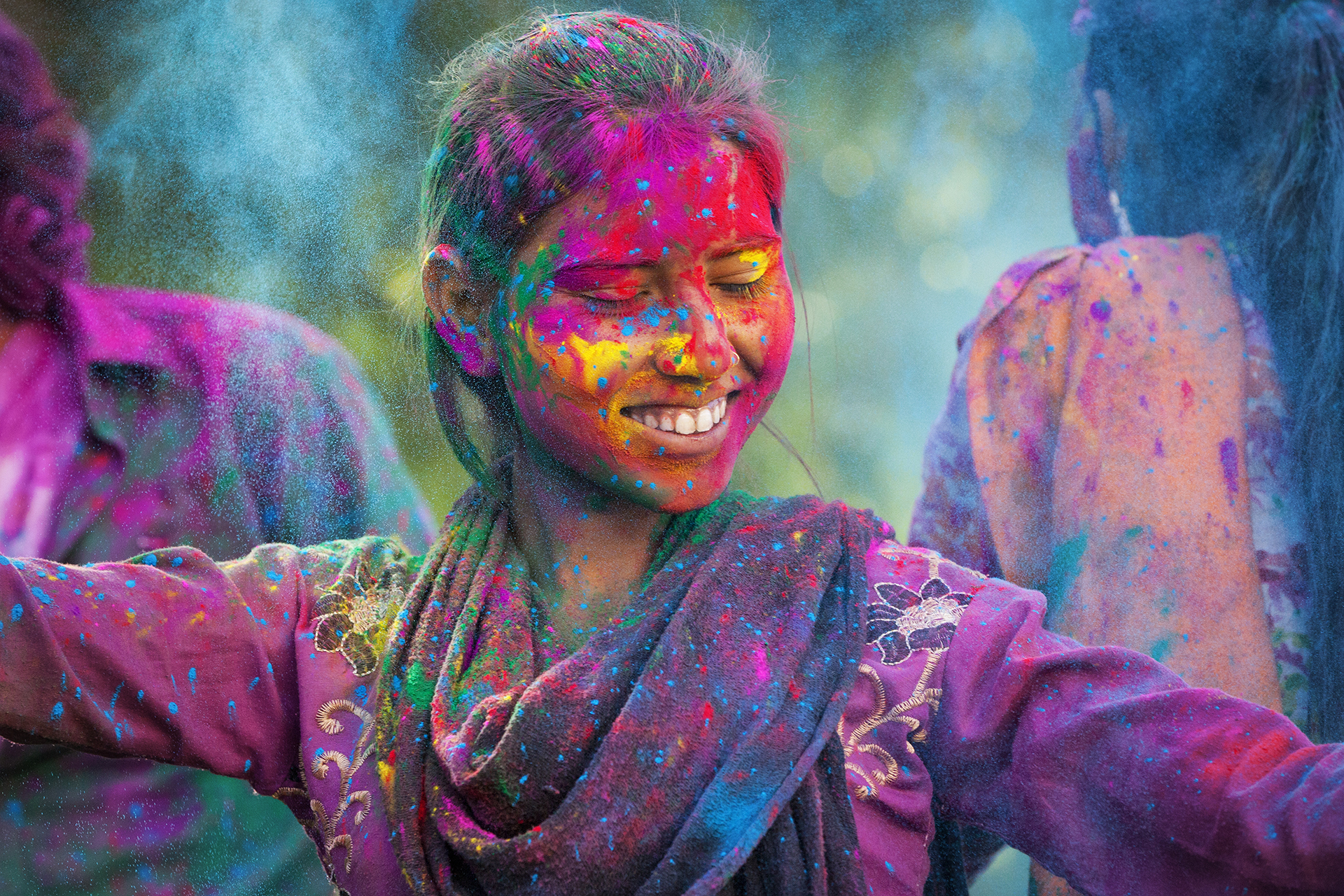 Continente de Asia - Joven Mujer Disfrutando del Festival de Holi India