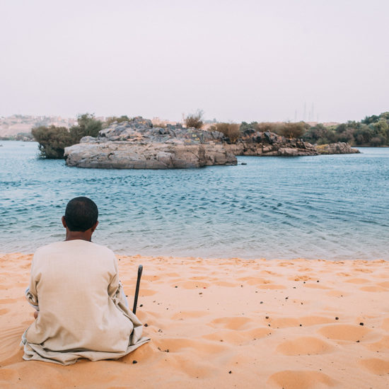 Hombre en la orilla de la playa en Aswam Egipto