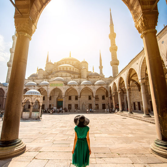 Mujer cerca de la Mezquita Azul de Estambul