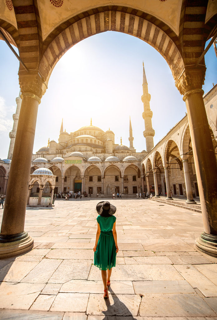 Mujer cerca de la Mezquita Azul de Estambul