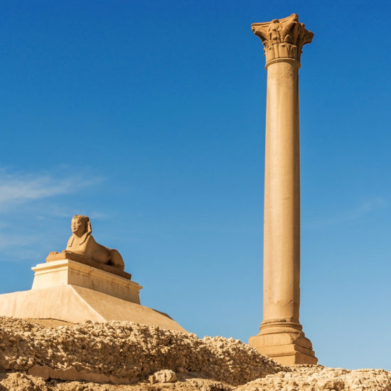 Pilar de Pompeyo en el centro de la ciudad de Alejandría, Egipto
