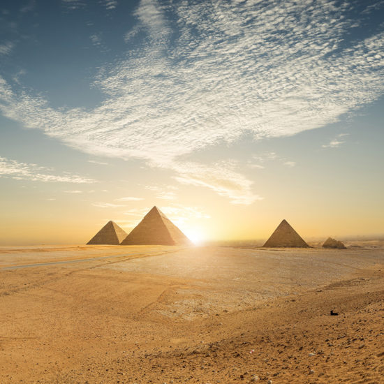 Pirámide de Khufu y plaza vacía, El Cairo, Egipto