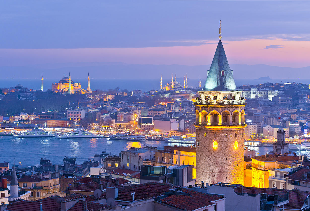 Torre de Gálata y bósforo en Estambul, Turquía.