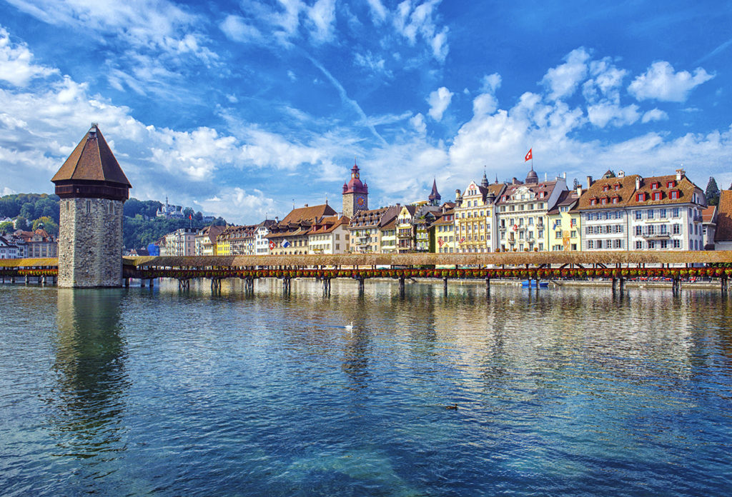 Antigua torre y puente de Lucerna Suiza