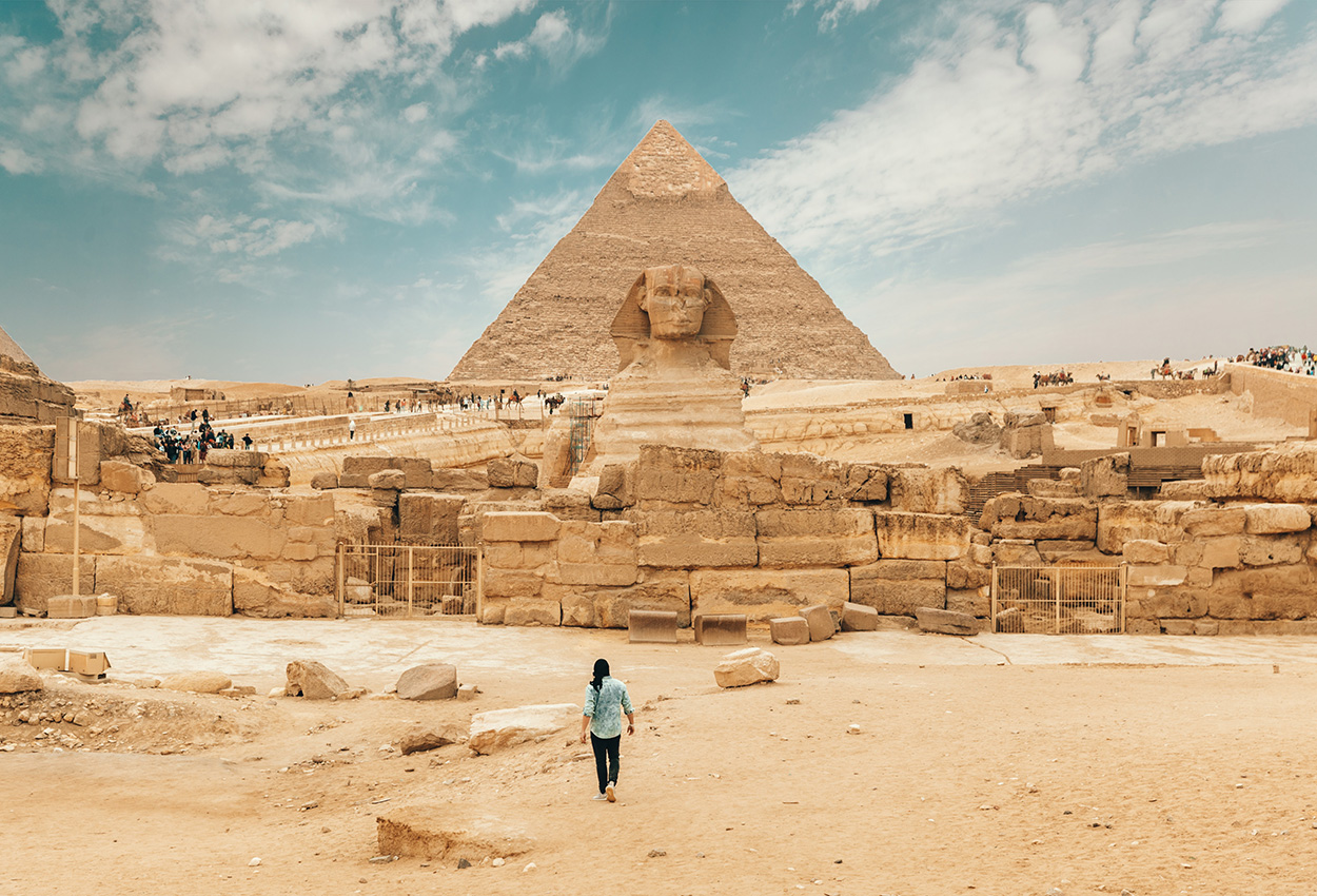 vista de piramides y hombre caminando