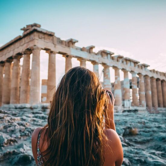 Mujer tomando foto en Atenas Grecia