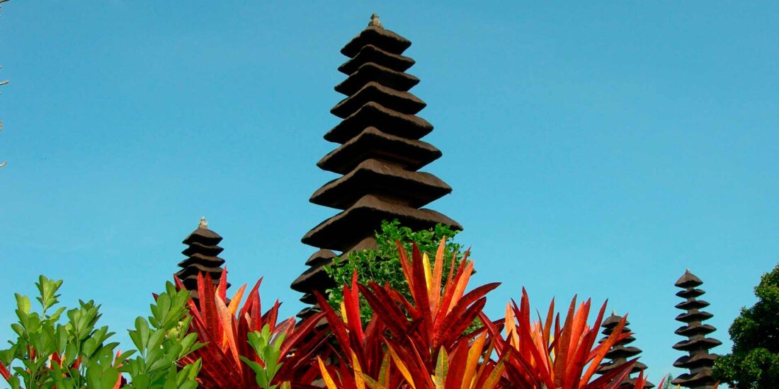 Pagodas de Pura Taman Ayun sobre vegetacion