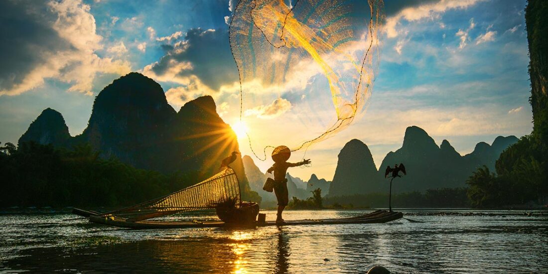 Hombre pescando tradicionalmente en el Rio Li, Guilin