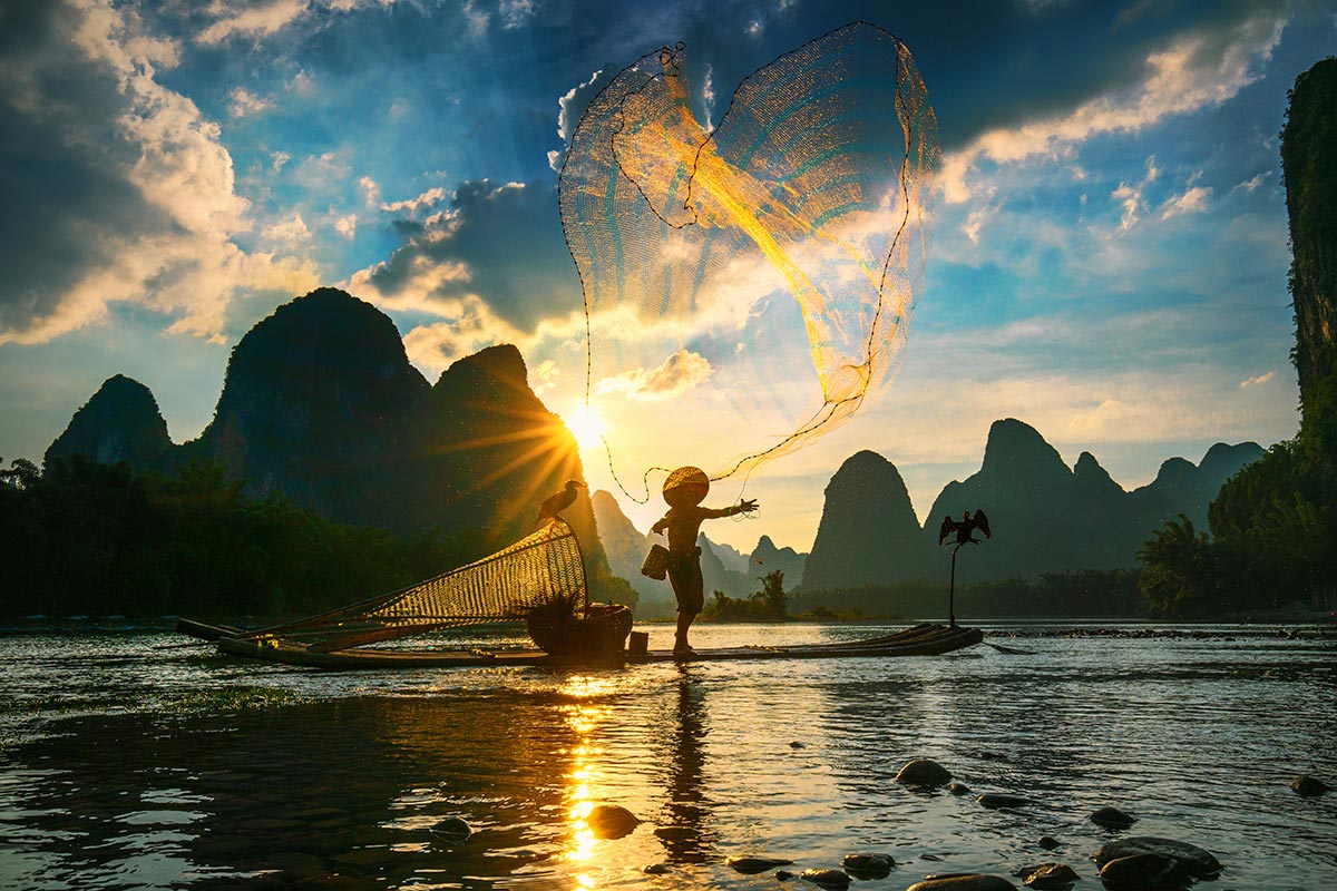 Hombre pescando tradicionalmente en el Rio Li, Guilin