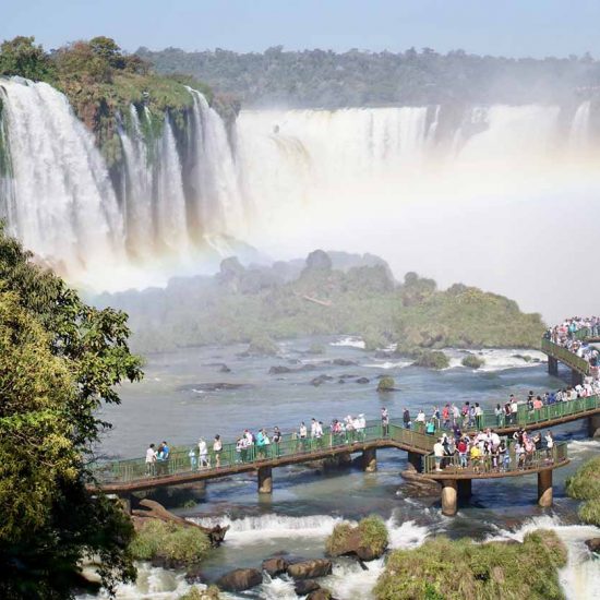 Personas en la Cataratas de Iguazu