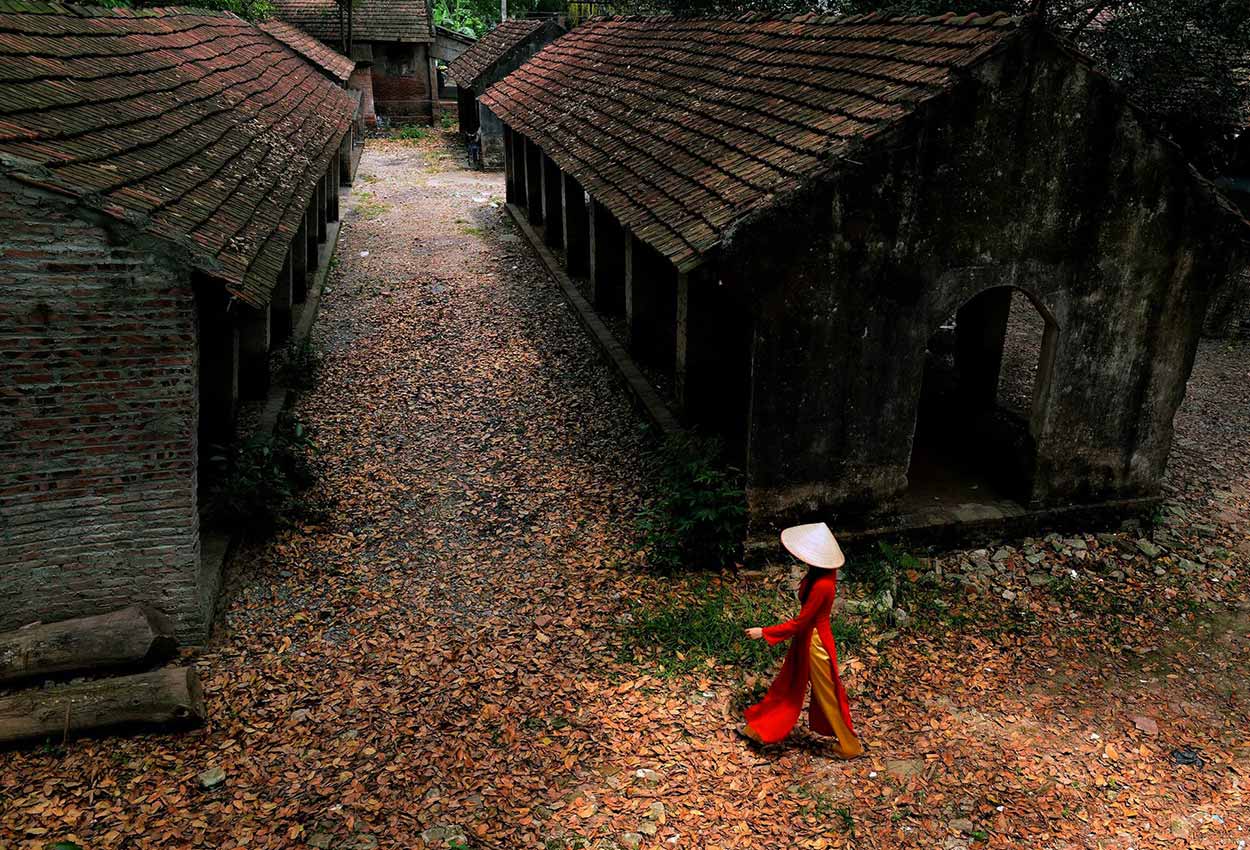 Mujer Caminando en Vietnam