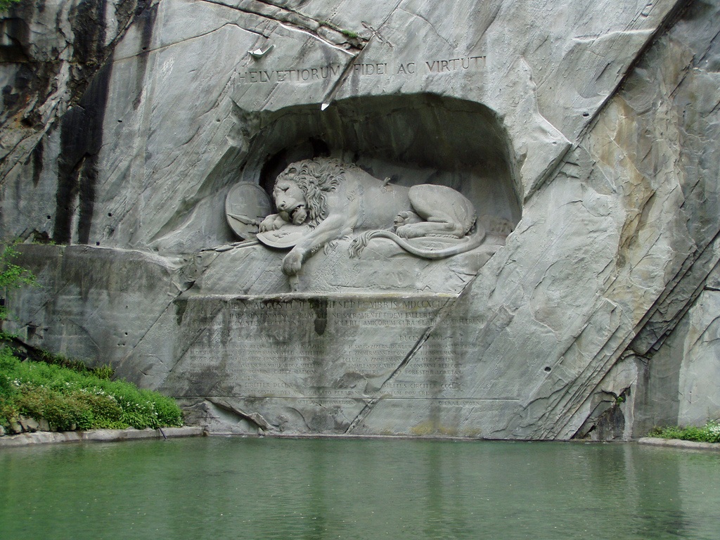 leon-lucerna-monumento